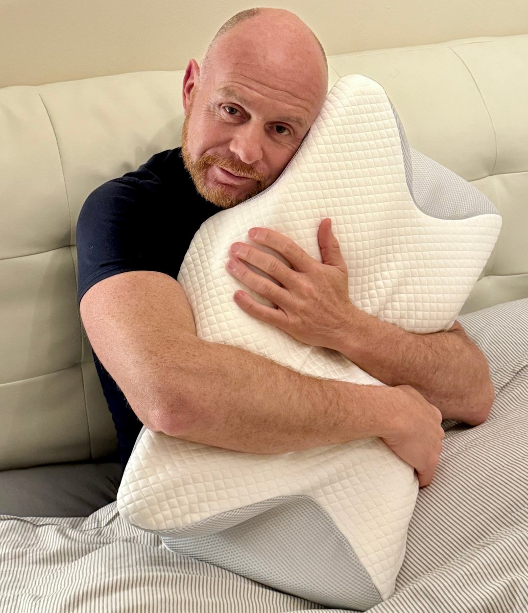 Cliente usando la almohada NovaSleep