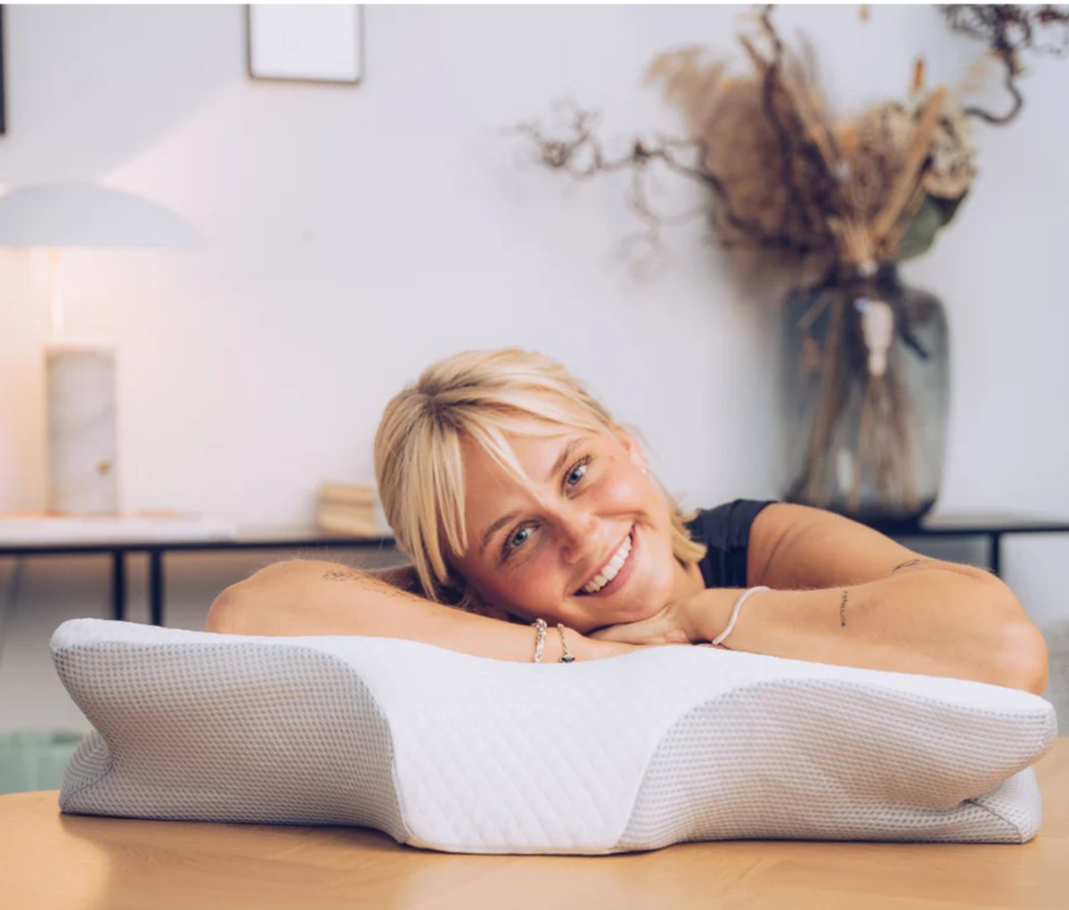 Cliente usando la almohada NovaSleep