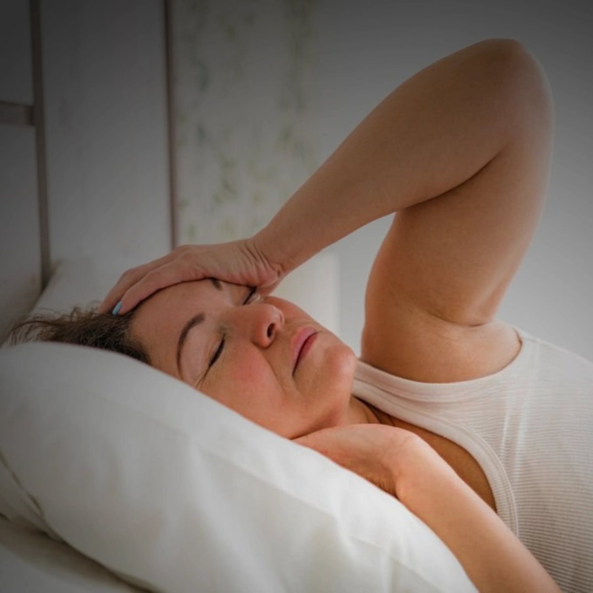 Mujer despertando con dolor de cuello